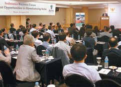 인도네시아 투자조정청(BKPM) 주최 비즈니스 포럼에서 투자 유치단이 동부 자바 경쟁력에 대해 설명하고 있다