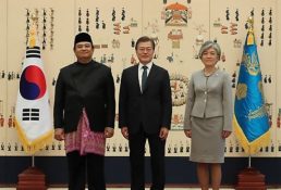 Korean president greets five new foreign envoys in Seoul