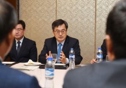 Seoul, Beijing, Tokyo oppose trade protectionism, hail inter-Korean summit