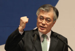 President Moon yet to follow up on pro-business gesture